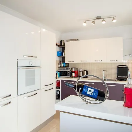 Luxury Stipe Apartment